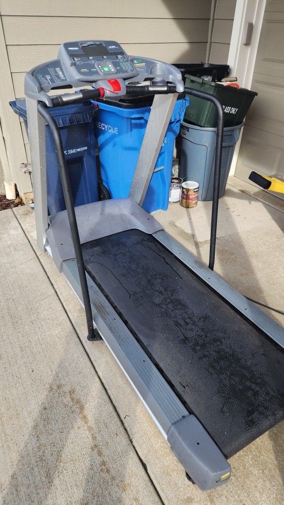 Treadmill Precor 9.35i Great Condition 