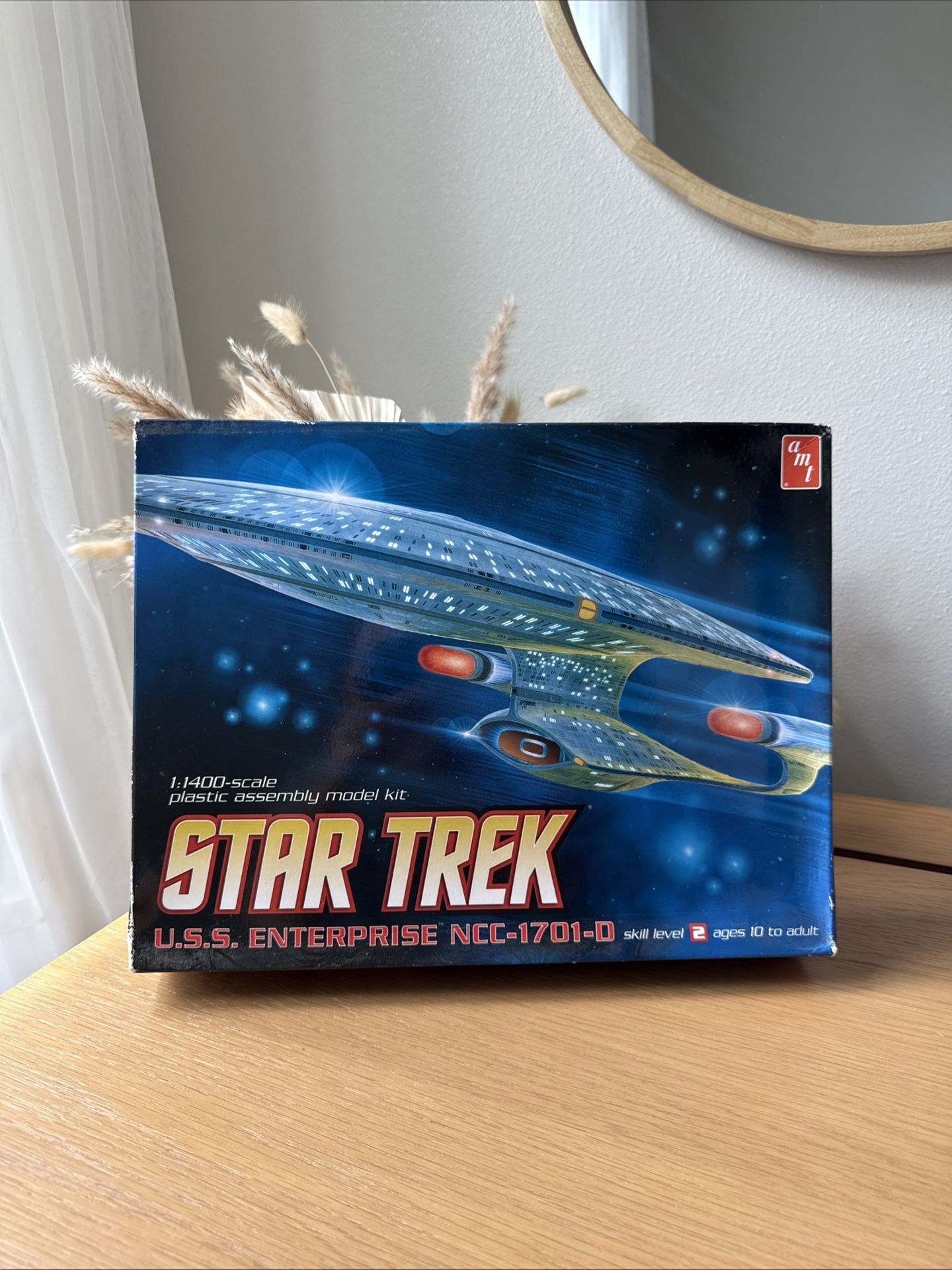 Star Trek Model 1:1400 Scale USS Enterprise-D (AMT #656)