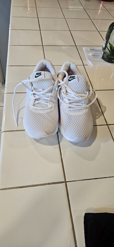 Women's Tennis Shoes