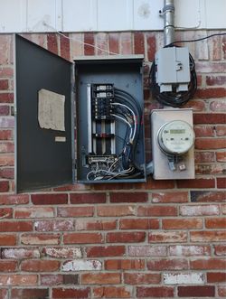 Se asen trabajos de electricidad aún buen precio contáctenos para un estimado gratis estamos ala orden en todos le metroplex