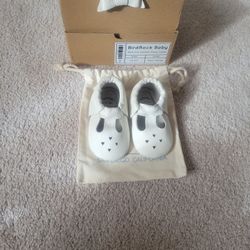 Gently Used baby/toddler Genuine Leather Mary Janes & matching headband
BirdRock Baby
Size: 6.5
Color:"Pearl White"