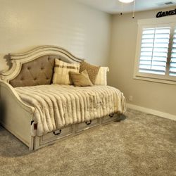 Realyn Twin Daybed with 1 Large Storage Drawer - $550