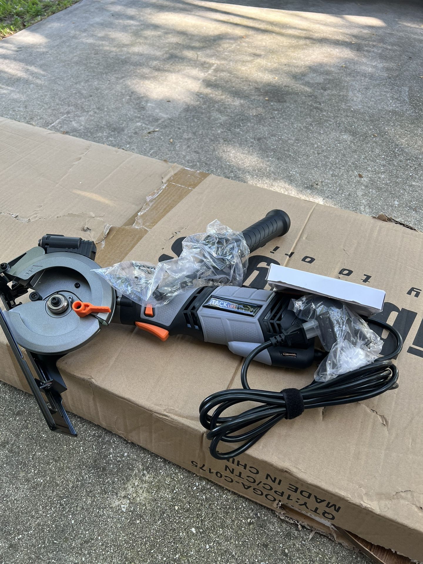 Brand New Saw Inside the box Come with four blades