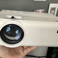 Projector, Projector screen, Chrome Cast