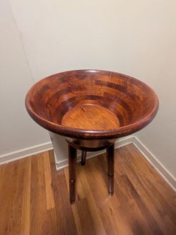 Wood salad bowl with stand