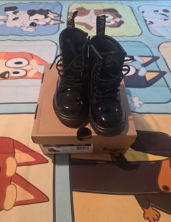 🔖 Dr. Martens For Less