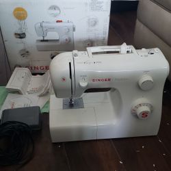 Singer 2250 Sewing Machine Barely Used 