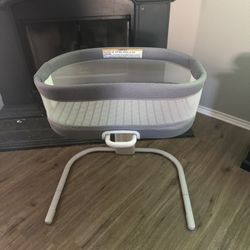 Graco DreamMore Bedside Bassinet Deluxe with Calming Motion