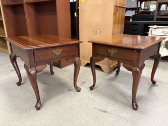 BROYHILL Traditional Queen Anne Style Single Drawer Side Tables (Set of 2)