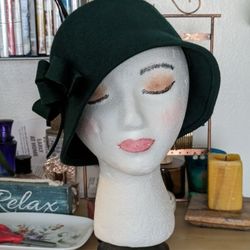 1920s for this vintage-inspired wool felt cloche. A flower detail keeps the look fun. 22 Cir. 