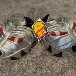 KISS 1997 GENE SIMMONS SLIPPERS. SPENCERS GIFTS. SIZE L. NEW WITH TAGS. VINTAGE