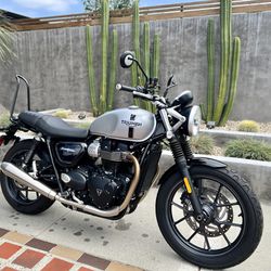 2018 Triumph Street Twin with Only  897 Miles! 