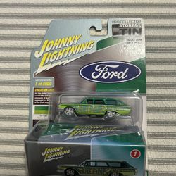 Johnny Lightning 1/64 scale storage tin 1960 Ford Country Squire Rat Fink 