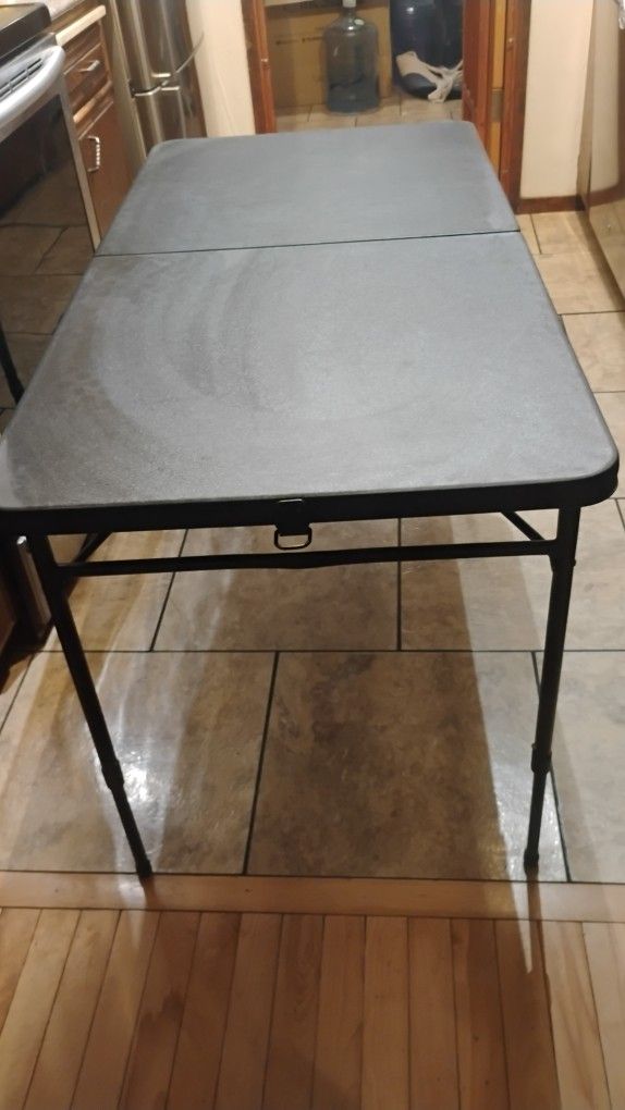 Portable Table With Adjustable Height 