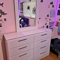Dressers with 8 Drawers and Mirror / Cómodas con 8 Gavetas y Espejo 