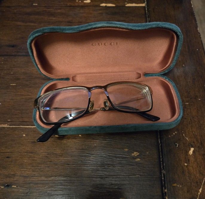 Gucci GG0135O Eyeglasses Gold/Black Used