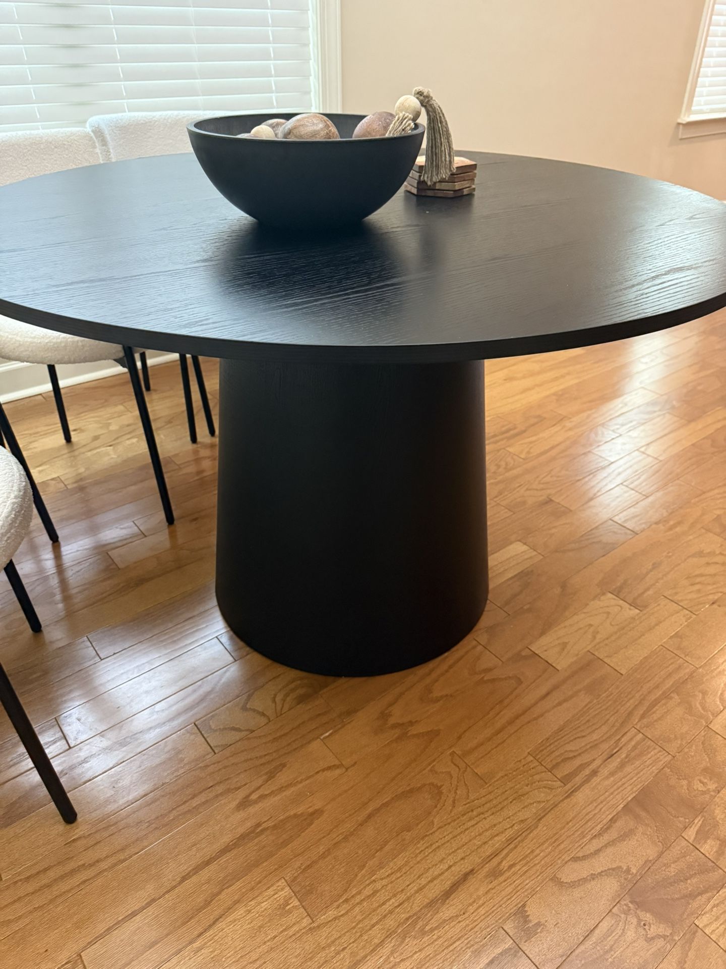 Round pedestal Dining Table 