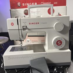 Sewing Machine Singer Classic 44s