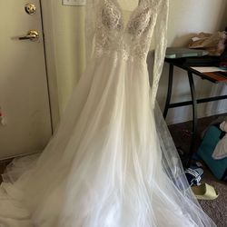 Wedding Dress ( Brand New Never Used )