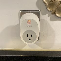 TP-LINK Wi-Fi Smart plug App Control 2.4 Ghz 15A Load Model HS100
