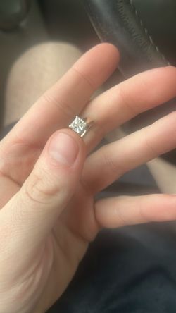 14k White Gold Ring Size 7 With A 1-2kt Natural Diamond