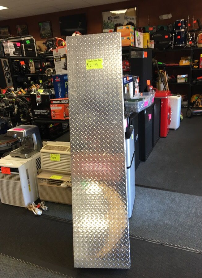 Truck tool box