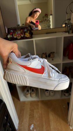 white nike shoes
