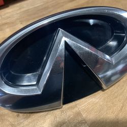 INFINITI Q50 GRILLE EMBLEM 
