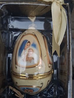 FIVE  VERY NICE  CHRISTMAS  ORNAMENTS