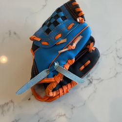 Dick Sporting Good’s 8.5” Toddler Baseball Glove