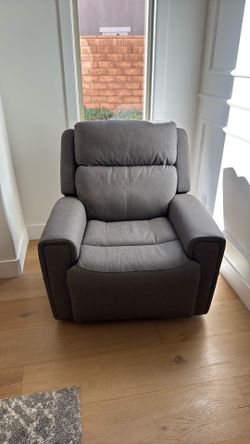 $200 powered arm chair living spaces