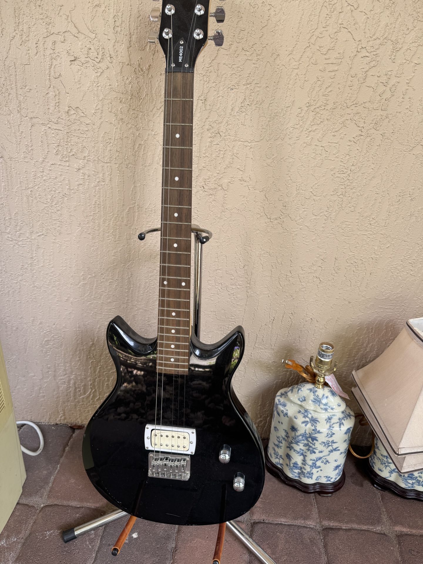 Guitar + guitar stand
