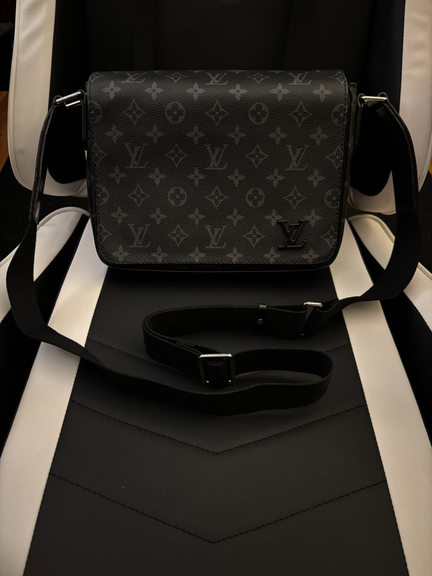 LOUIS VUITTON District PM bag