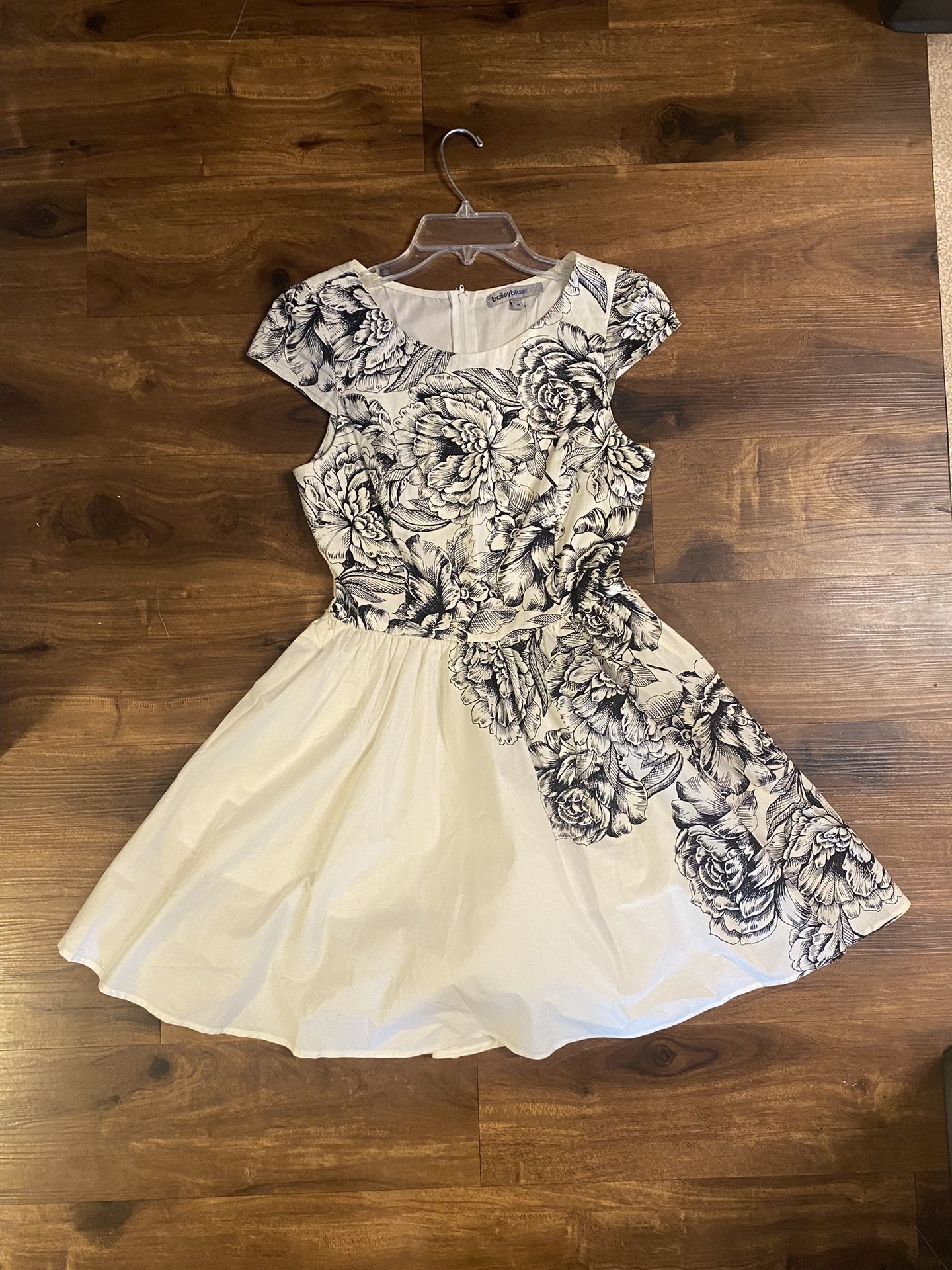Brand new womans Bailey Blue brand White Dress Up For Sale