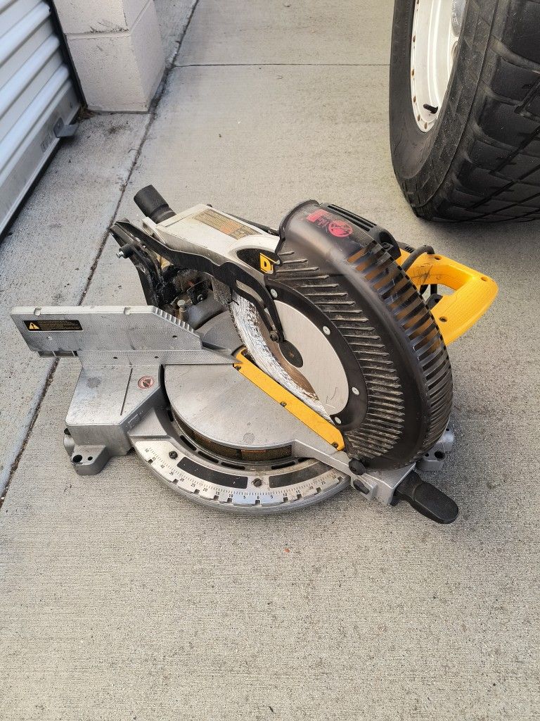 DeWalt Saw