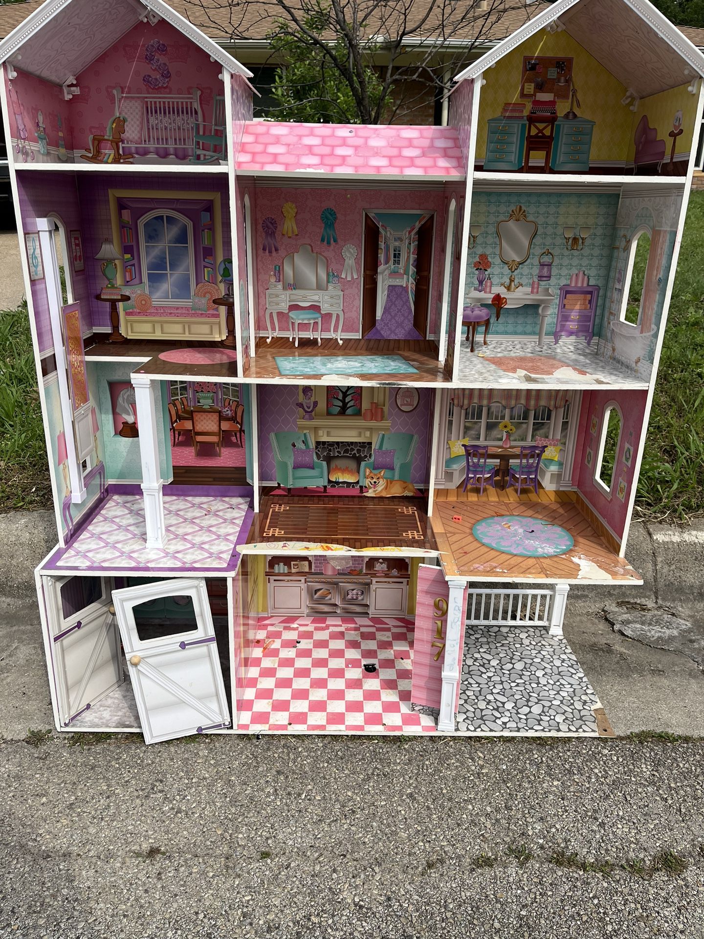 Free Giant Dollhouse 