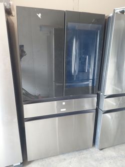 refrigerador marca Samsung de 4 puertas es de pantalla