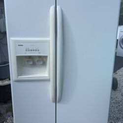 Kenmore refrigerator in very good condition working at 100%.