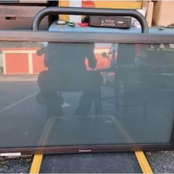 52" Panasonic Flat Screen Tv w/ Wooden Frame - Excellent Condition