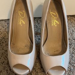 Classic Women’s Nude Pumps 