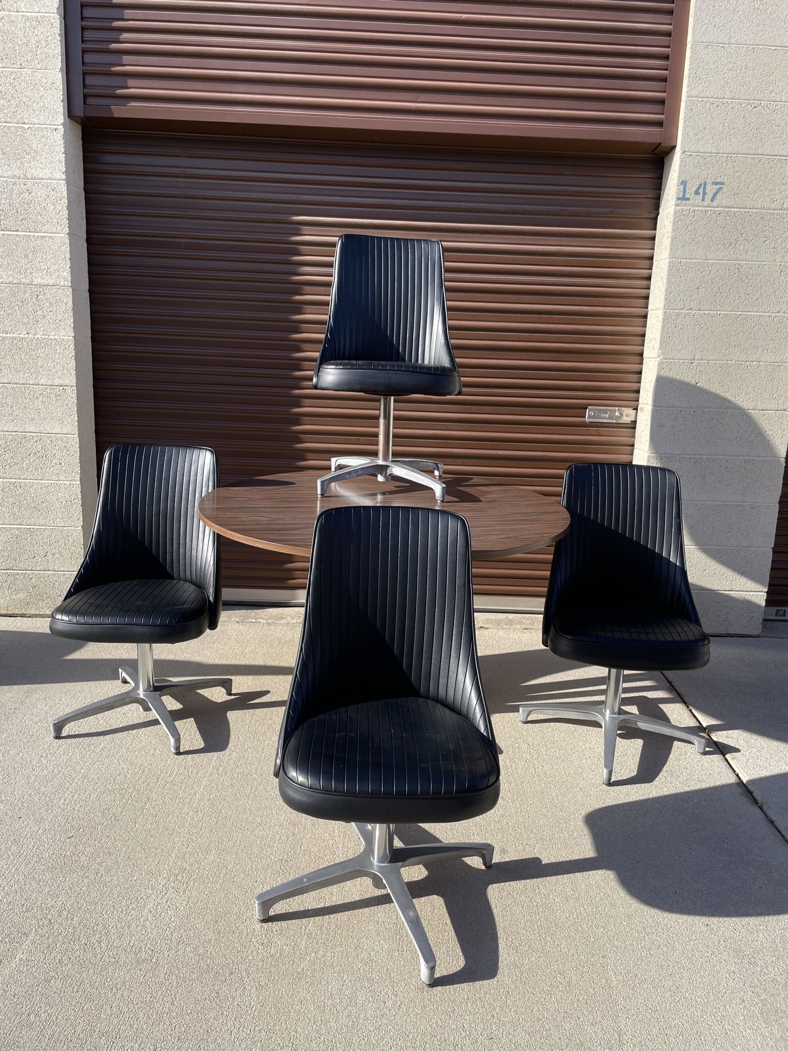 Chromcraft Mid Century Modern Dining Table With (4) Chrome / Black Vinyl Chairs