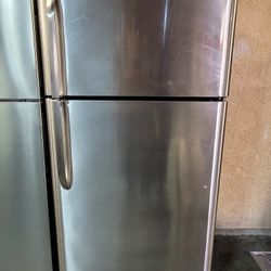 Frigidaire 18cu Ft Apartment Size Stainless Steel Top Freezer Refrigerator 