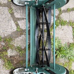 Like-New Manual Reel Lawn Mower – Clean Cut, No Gas Needed 🌱