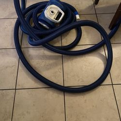 Hayward - The Phoenix pool cleaner with hose