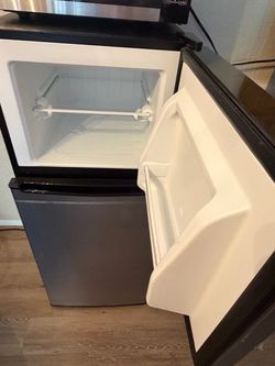 Great condition galanz mini fridge