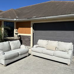 Beautiful seminew modern sofa set in great condition very comfortable and clean asking 600 