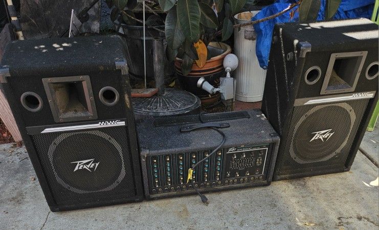 PVXR600C Peavey112C Mixer & Speakers