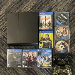 PS4 Bundle / 8 Games and Two Controllers