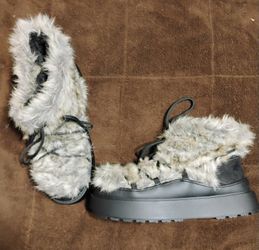Brand New JustFab Faux Fur Platform Boots $70 -Obo-. Super Cute