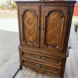 Beautiful Antique Wooden Dresser.